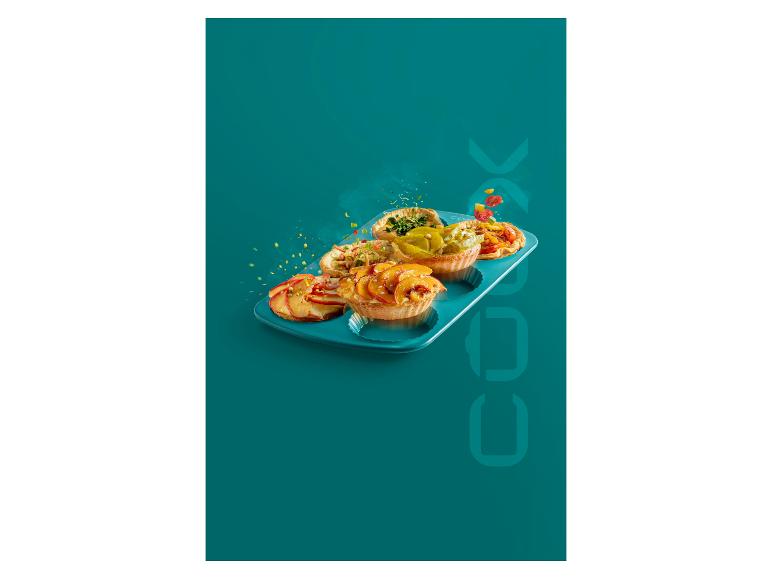 Quatre tartes individuelles garnies dans un moule bleu Coox.