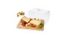 Fromage, raisins et plateau en bambou sous cloche transparente.