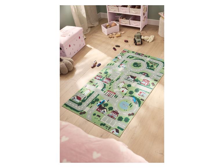 Tapis de jeu pour enfants avec rues de ville et voitures, boîte à jouets rose et étagère.
