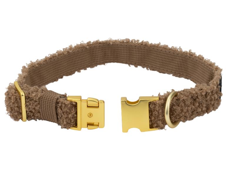 Collier pour chien marron en matière pelucheuse avec fermoirs métalliques dorés.
