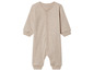 Une grenouillère beige à manches longues pour bébé avec des boutons pression.