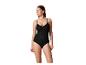 Femme en maillot de bain une pièce noir, debout et regardant sur le côté.
