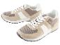 Des baskets beiges avec du mesh et des accents blancs.