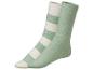 Une paire de chaussettes: une rayée et l'autre unie en vert.