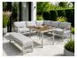 Ensemble de mobilier de patio extérieur avec canapé d'angle, banc et table basse sur une terrasse carrelée.
