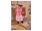 Une fille portant une robe rose avec un imprimé Skye de la Pat' Patrouille.