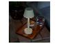 Lampe de table moderne, plateau en bois et rafraîchissements.