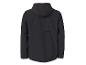 Une veste softshell noire à capuche.