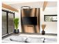 Salon moderne avec TV sur mur à lattes en bois, grandes fenêtres et canapé gris.