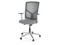 Un fauteuil de bureau gris avec un dossier en maille et des roulettes.