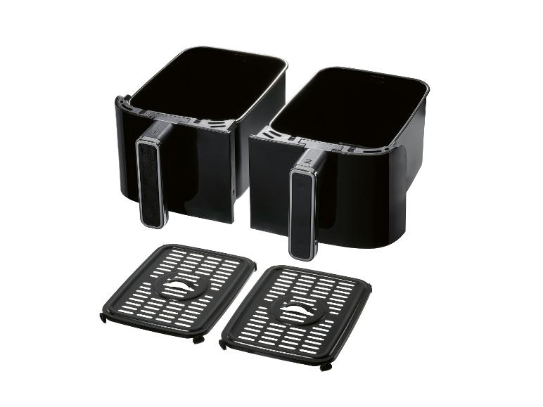 Deux paniers de friteuse à air noirs et deux grilles sur fond blanc.