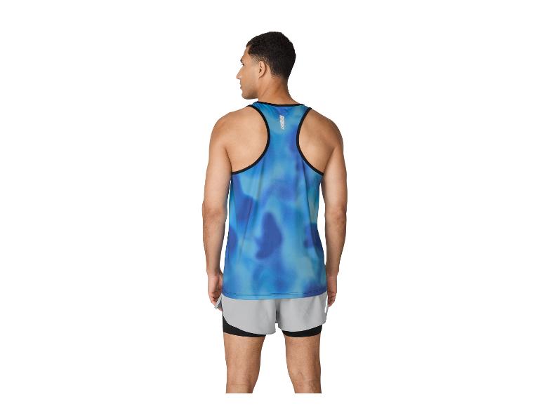 Homme en débardeur tie-dye bleu et short gris, vue de dos