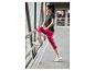 Femme portant des vêtements de sport et des baskets blanches