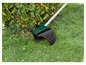 Une tondeuse à gazon électrique sur l'herbe.