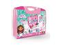 Ensemble de cuisine Gabby's Dollhouse de Smoby, une valise jouet rose et blanche qui s'ouvre en cuisine.