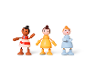 Trois poupées en bois colorées avec des robes différentes sur fond blanc.
