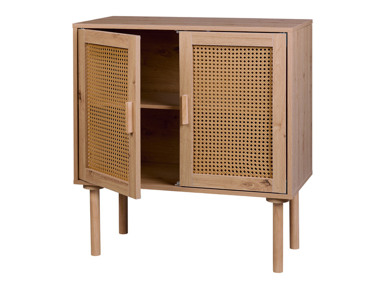 Une armoire en bois avec deux portes à panneaux en rotin