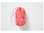 Un sac rose à imprimé floral.