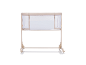 Lit bébé beige avec côtés en maille et roulettes sur fond blanc.