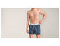 Un homme portant un boxer bleu à carreaux de la marque Livergy.