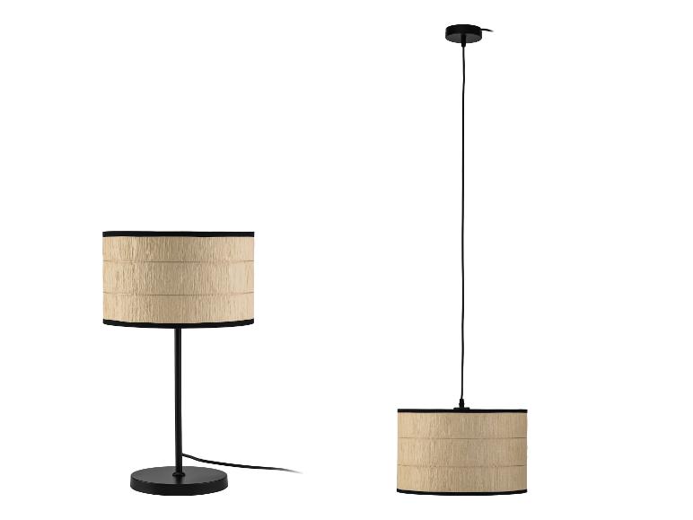 Ensemble lampe de table et suspension avec abat-jour beiges et détails noirs.