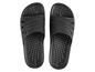Une paire de tongs noires.