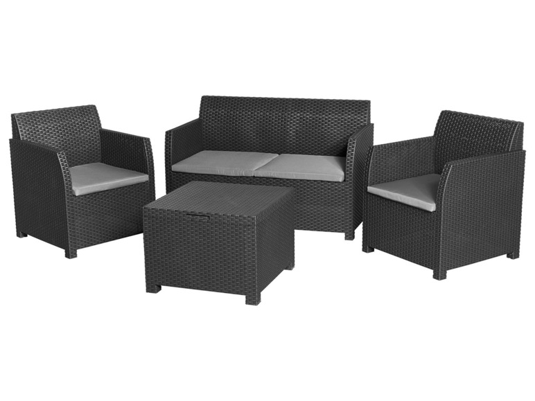 Ensemble de meubles de jardin avec un canapé, deux chaises et une table.