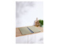 Une plaque de cuisson en verre beige sur un plan de travail en bois