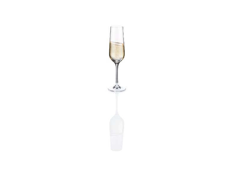 Une flûte de champagne sur un fond blanc.