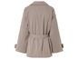 Une veste beige avec ceinture.