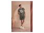 Un homme portant un t-shirt et un short verts.