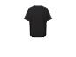 Un t-shirt noir à manches courtes.