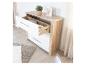 Commode en bois clair et blanc avec un tiroir ouvert, dans une pièce lumineuse.