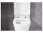 Toilette suspendue blanche avec le couvercle fermé.