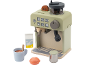 Machine à café jouet en bois vert avec accessoires, tasse et lait.