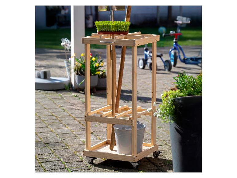 Organisateur d'outils de jardin en bois sur roulettes avec balai, pelle et seau.