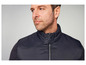 Gros plan sur une veste bomber bleu marine à fermeture éclair.