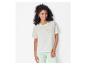 Une femme porte un t-shirt blanc avec l'inscription 'Oh là là'