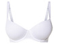 Un soutien-gorge blanc avec des bonnets lisses et des bretelles larges.