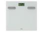 Pèse-personne de salle de bain avec affichage numérique montrant 62,4 kg et électrodes métalliques.