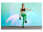 Une femme vêtue de vêtements de sport tient un kettlebell pendant un entraînement.
