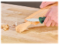 Un menuisier utilise un couteau Parkside pour sculpter du bois.