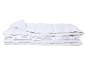 Couette blanche pliée avec un motif matelassé