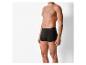 Un homme portant un boxer noir.
