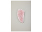 Un outil de gua sha en quartz rose pour les massages du visage.