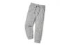 Pantalon de survêtement gris avec cordon.