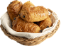 Panier de pains au chocolat fraîchement cuits.
