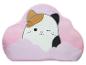Coussin rose en forme de nuage avec un chaton mignon.