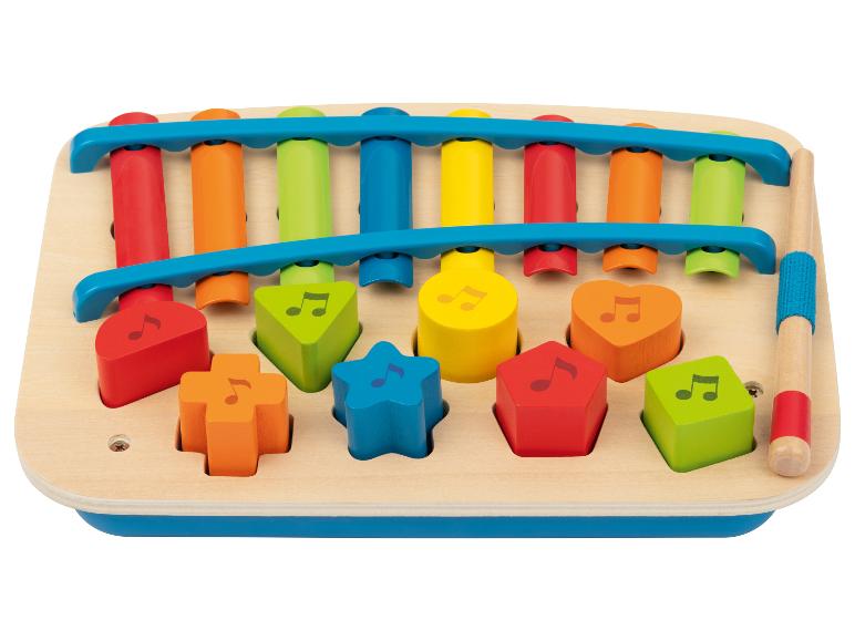 Jouet en bois avec xylophone et trieur de formes colorées.