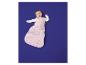 Bébé dans une gigoteuse rose à motifs d'étoiles sur fond bleu.